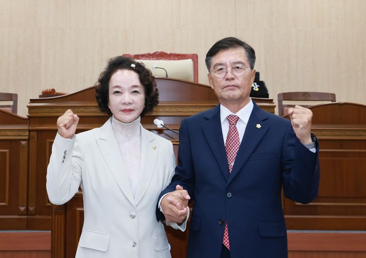 [청송=뉴시스] 청송군의회 심상휴 의장(오른쪽)과 박신영 부의장. (사진=청송군의회 제공) 2026.07.01. photo@newsis.com *재판매 및 DB 금지