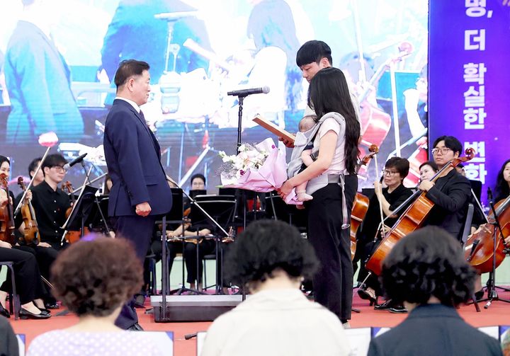 [화성=뉴시스] 박승원 경기 광명시장이 1일 광명시민회관에서 열린 취임식에서 엄성민·양정연 부부로부터 임명장을 받고 있다. (사진=광명시 제공) 2026.07.01. photo@newsis.com *재판매 및 DB 금지