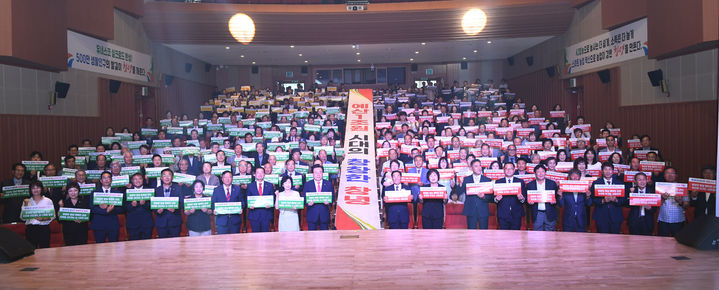 [창녕=뉴시스] 제56대 성낙인 군수 취임식 참석자들이 기념촬영 하고 있다. (사진= 창녕군 제공) 2026.07.01. photo@newsis.com *재판매 및 DB 금지