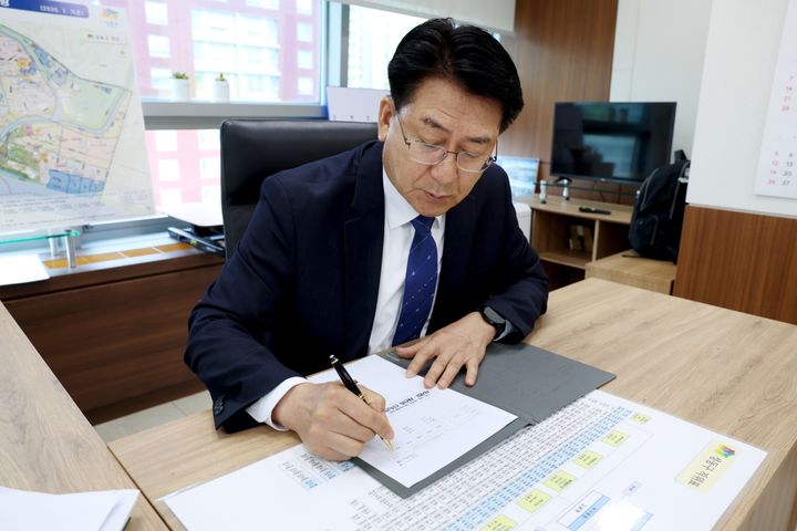 [서울=뉴시스] 민선9기 결재하고 있는 유보화 성동구청장. (사진=성동구 제공) 2026.07.01. photo@newsis.com *재판매 및 DB 금지