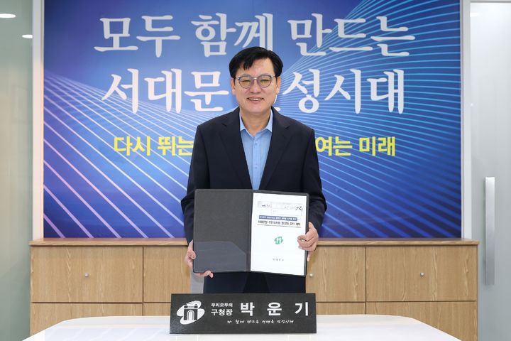 [서울=뉴시스]박운기 서대문구청장이 임기 첫날인 1일 오전 9시 구청장실에서 '주민자치회 활성화 추진 계획'을 결재한 뒤 관련 서류를 들어 보이고 있다. (사진=서대문구 제공) 2026.07.01. photo@newsis.com *재판매 및 DB 금지