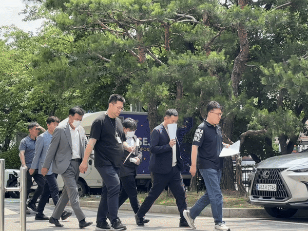 [서울=뉴시스] 1000억원 이상의 시세조종 자금을 조달해 가장·통정매매 수법으로 주가를 조작한 혐의를 받는 피의자 4명이 구속 전 피의자 심문을 위해 서울남부지법에 출석하고 있다. 2026.07.01 photo@newsis.com
