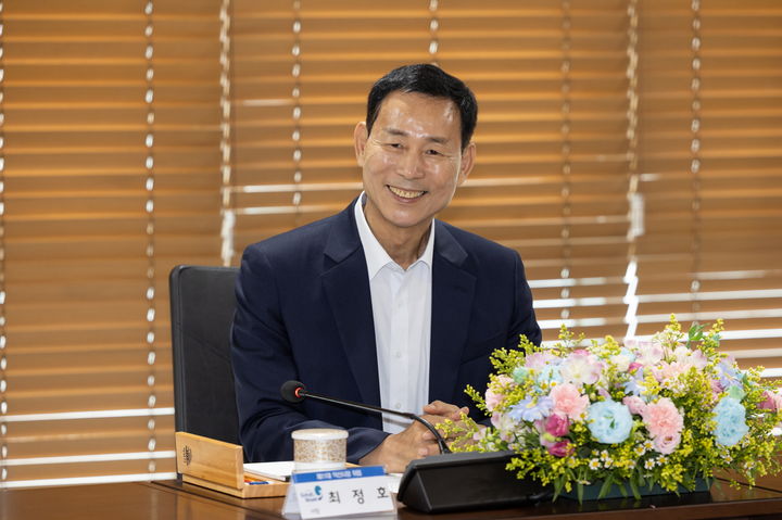 1일 간부 공무원들과 만난 최정호 시장(사진=익산시 제공) *재판매 및 DB 금지