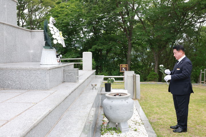 충혼탑 참배로 민선9기 시작하는 정영철 영동군수(사진=영동군 제공) *재판매 및 DB 금지