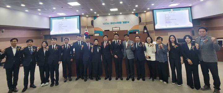 [아산=뉴시스] 최영민 기자=제10대 아산시의회 의원들이 1일 개원식 후 기념촬영을 하고 있다. 2026.07.01 ymchoi@newsis.com *재판매 및 DB 금지