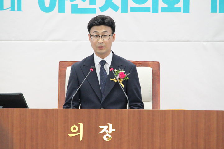 [아산=뉴시스] 최영민 기자=안정근 아산시의회 의장이 1일 열린 제10대 아산시의회 개원식에서 개원사를 하고 있다. 2026.07.01 ymchoi@newsis.com *재판매 및 DB 금지