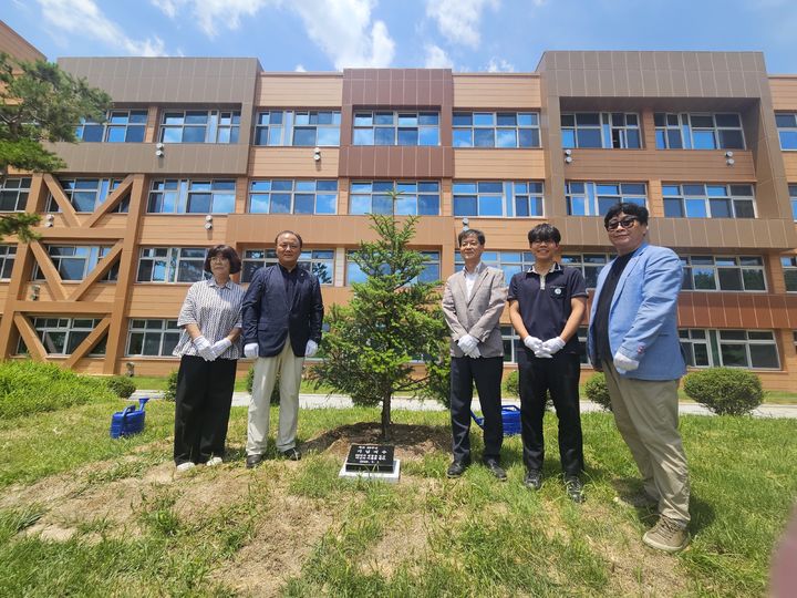 [수원=뉴시스] 기념수 식재. (사진=수원교육지원청 제공) 2026.07.01. photo@newsis.com *재판매 및 DB 금지