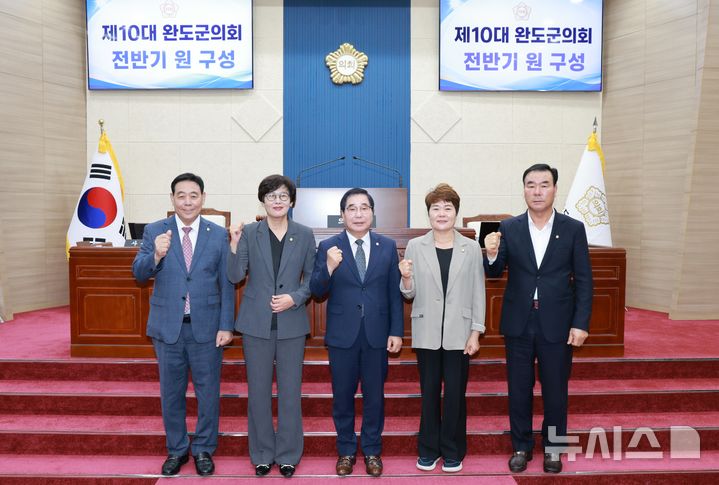 [완도=뉴시스]전남 완도군의회는 1일 3선의 최정욱 의장과 첫 여성 부의장인 지민 부의장을 선출하는 등 제10대 전반기 원 구성을 마무리했다. (사진=완도군의회 제공). 2026.07.01. kykoo1@newsis.com *재판매 및 DB 금지