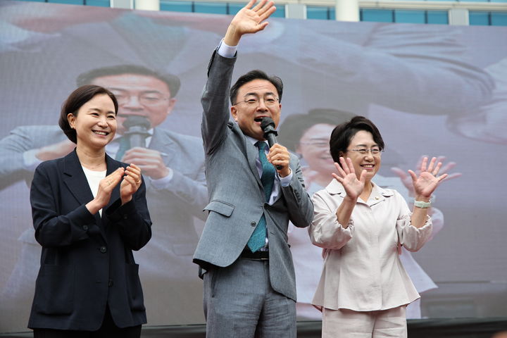 [서울=뉴시스]신장식 조국혁신당 대표 권한대행은 1일 전남 신안군청 앞에서 열린 신안군수 취임식에 참석했다. (사진=조국혁신당 제공) 2026.07.01. photo@newsis.com *재판매 및 DB 금지