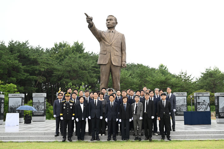 [안동=뉴시스] 이철우 경북도지사가 1일 도청 천년숲의 박정희 대통령 동상을 찾아 참배 후 간부들과 기념사진을 찍고 있다. (사진=경북도 제공) 2026.07.01. photo@newsis.com *재판매 및 DB 금지