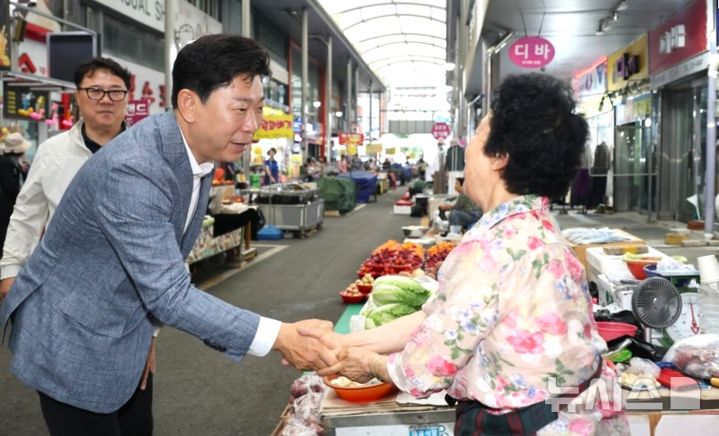 [포항=뉴시스] = 1일 민선 9기 포항시장 취임식에 앞서 죽도 시장을 찾은 박용선 시장이 상인과 얘기하고 있다. (사진=포항시 제공) 2026.07.01. photo@newsis.com 