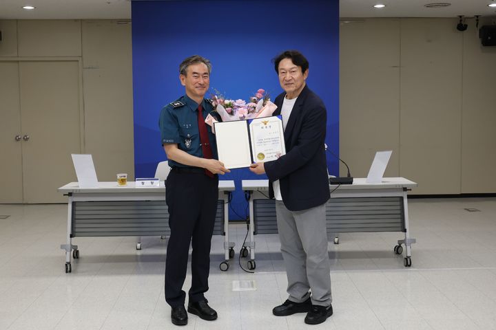 [전주=뉴시스] 1일 전북 전주시 전북경찰청 청사 5층 소통마당에서 진행된 '김응수 배우 홍보대사 위촉식'에서 이재영 전북경찰청장(왼쪽)과 김응수 배우가 임명장을 들고 기념사진을 촬영하고 있다. (사진=전북경찰청 제공) 2026.07.01. photo@newsis.com *재판매 및 DB 금지