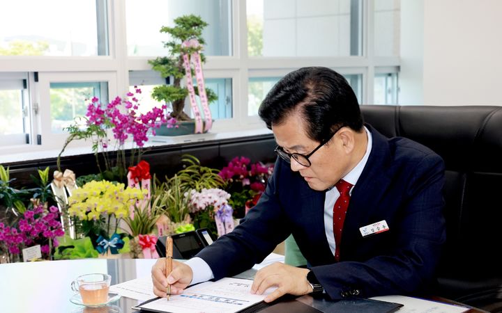 [보령=뉴시스] '보령시 어린이 안전관리 조례' 제정을 결재하는 엄승용 보령시장. (사진=보령시청 제공) 2026.07.01. photo@newsis.com *재판매 및 DB 금지