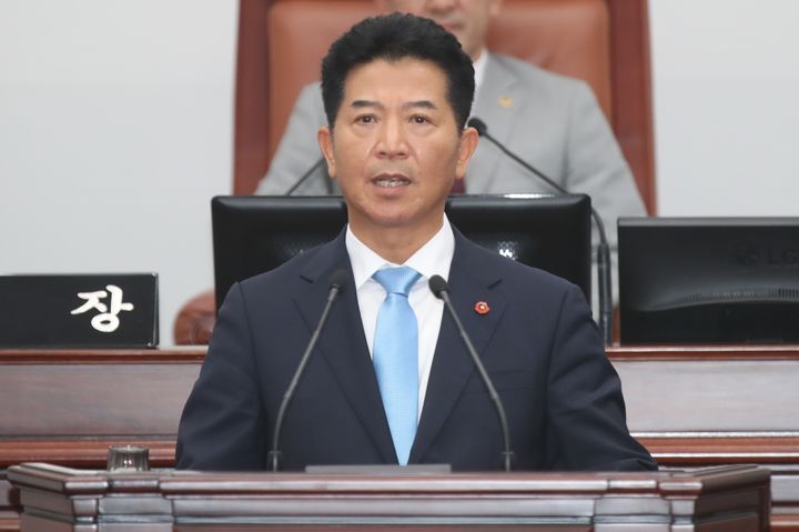 [제주=뉴시스] 송영훈 제주도의원이 1일 오후 제주도의회 본회의장에서 열린 제451회 도의회(임시회) 제1차 본회의 의장단 선거에서 전반기 의장으로 선출된 뒤 당선 인사를 하고 있다. (사진=제주도의회 제공) 2026.07.01. photo@newsis.com *재판매 및 DB 금지