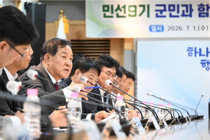 [평창=뉴시스] 이덕화 기자 = 민선9기 출범 첫날인 1일 심재국 평창군수가 취임식 대신 농업정책 간담회를 열고 농업 경쟁력 강화 방안을 논의하고 있다. 2026.07.01. wonder8768@newsis.com *재판매 및 DB 금지