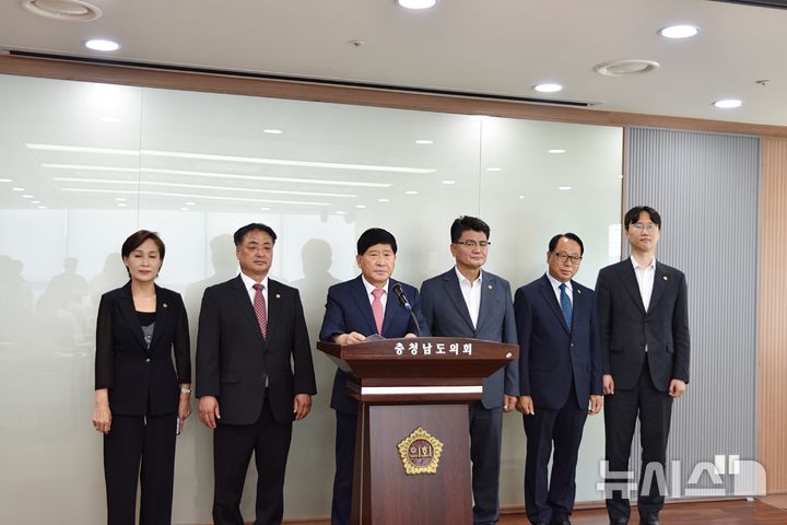 [홍성=뉴시스] 유효상 기자 = 충남도의회 국민의힘 원내대표단이 1일 도의회 브리핑룸에서 민주당의 일방적인 원구성을 비판하는 기자회견을 갖고 있다. 2026.07.01 yreporter@newsis.com 