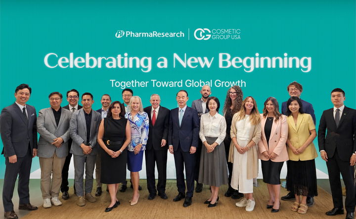 [서울=뉴시스] 파마리서치와 CG USA 관계자들이 인수 계약 체결을 기념해 단체사진을 촬영하고 있다. (사진=파마리서치 제공) 2026.07.01. photo@newsis.com *재판매 및 DB 금지