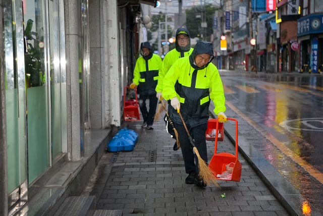 [부산=뉴시스] 강철호 부산 동구청장이 1일 오전 6시 수정초등학교 앞 통학로 가로 청소를 시작으로 임기를 시작했다. (사진=부산 동구청 제공) 2026.07.01. photo@newsis.com *재판매 및 DB 금지
