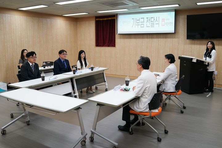 [서울=뉴시스] 식품안전정보원은 지난달 30일 어린이 전문 공공의료기관인 서울특별시 어린이병원을 방문해 기부금을 전달했다고 1일 밝혔다. (사진=식품안전정보원 제공) 2026.07.01. photo@newsis.com *재판매 및 DB 금지