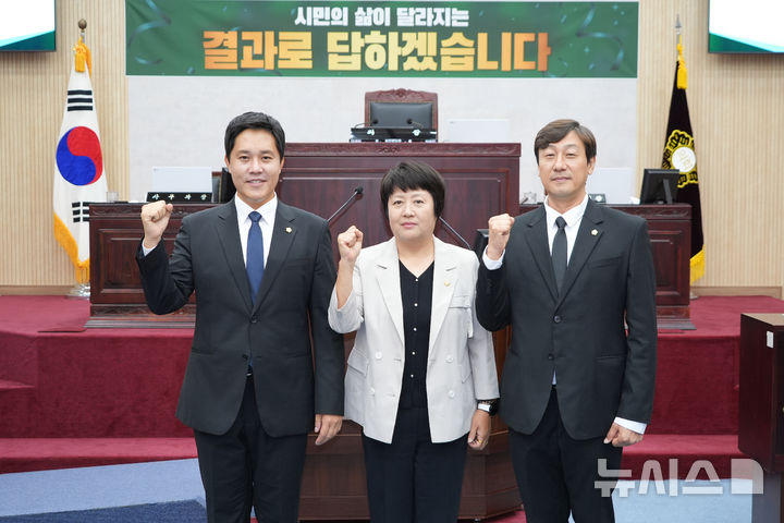 [안성=뉴시스] 안성시의회 반인숙 의장(가운데), 조민훈(왼쪽) 운영위원장, 김승택 부의장. (사진=안성시의회 제공) 2026.07.01. photo@newsis.com