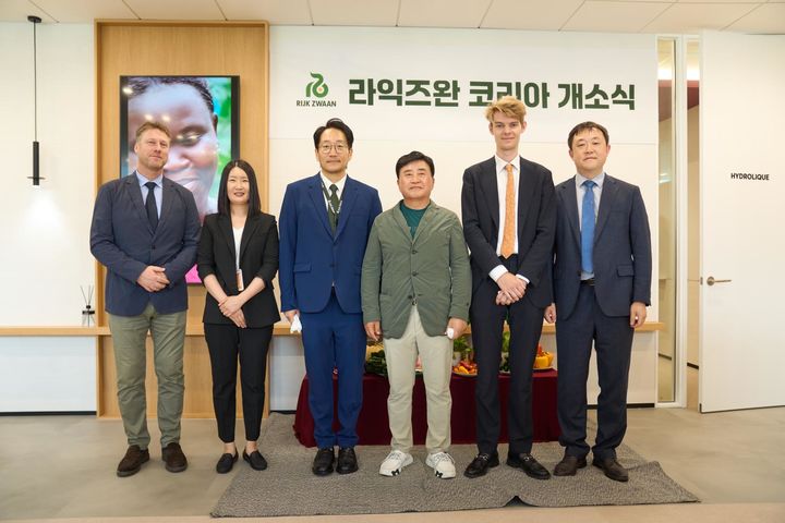 [광명=뉴시스] 6월24일 광명시 일직동 유플래닛타워에서 열린 라익즈완 한국지사 개소식 참석자들이 기념사진을 촬영하고 있다. (사진=광명시 제공) 2026.07.01. photo@newsis.com *재판매 및 DB 금지