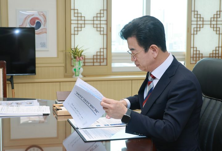 [대전=뉴시스]허태정 대전시장이 1일 취임 1호 결재인 '100일 프로젝트' 계획을 살펴보고 있다. 2026. 07. 01 photo@newsis.com *재판매 및 DB 금지