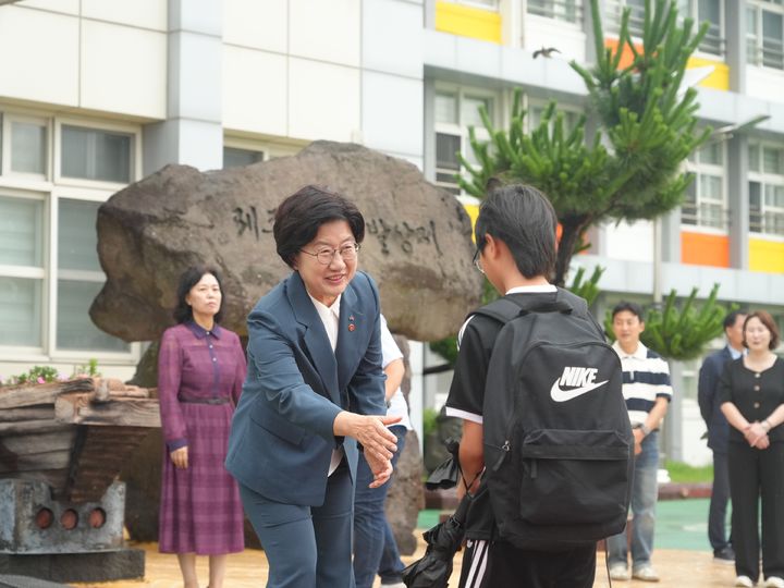 [제주=뉴시스] 고의숙 제주도교육감이 취임 첫날인 1일 오전 제주교육의 발상지인 제주북초등학교를 찾아 등교하는 학생과 인사를 나누고 있다. (사진=제주교육청 제공) 2026.07.01. photo@newsis.com *재판매 및 DB 금지