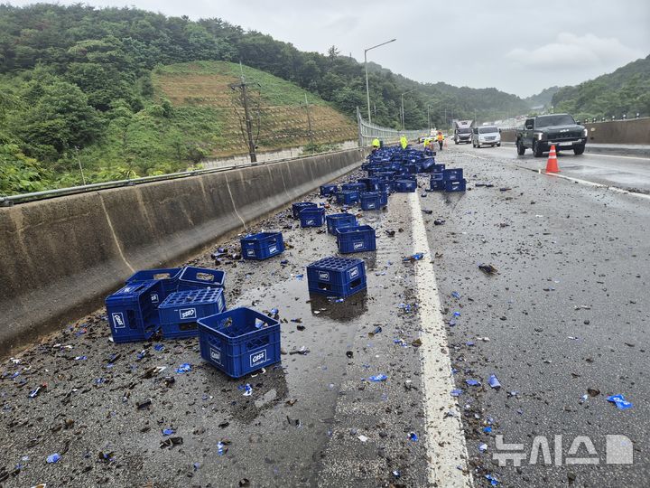 [장성=뉴시스] 1일 오전 8시16분께 전남광주 장성군 호남고속도로(순천 방면) 장성분기점(JC) 인근 편도 2차선 도로에서 40대 남성 A씨가 운전하는 25t 트럭에 실려있던 맥주병 1000여 상자가 도로로 쏟아져 1개 차선 통행이 3시간 가량 통제됐다. (사진 = 한국도로공사 광주전남본부 제공) 2026.07.01. photo@newsis.com