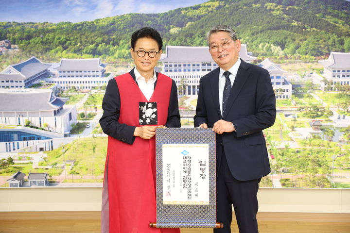 [안동=뉴시스] 이철우 경북도지사(왼쪽)가 1일 권순태 전 국립안동대학교 총장에게 경상북도인재평생교육재단 대표이사 임용장을 수여하고 있다. (사진=경북도 제공) 2026.07.01. photo@newsis.com *재판매 및 DB 금지