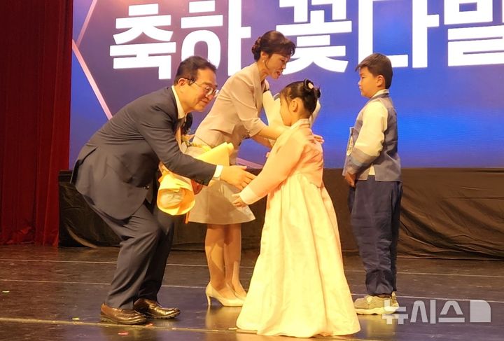 [옥천=뉴시스] 1일 충북 옥천군 옥천읍 옥천문화예술회관에서 열린 39대 옥천군수 취임식에서 황규철 군수와 부인 김규숙씨가 축하 꽃다발을 받고 있다. (사진=옥천군 제공) 2026.07.01. photo@newsis.com *재판매 및 DB 금지