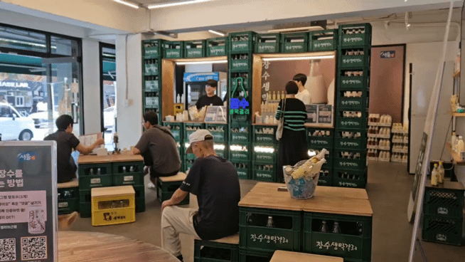 [서울=뉴시스] 장수창고에 방문한 방문객들(사진=서울장수 제공)