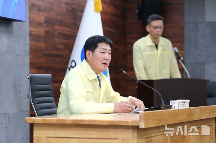 [오산=뉴시스] 여름철 자연재난 중점대비 회의에 참석한 조용호 시장(사진-오산시 제공) 2026.07.01.photo@newsis.com 