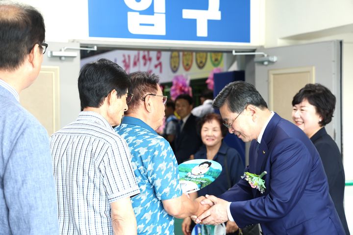 [횡성=뉴시스] 장신상 횡성군수가 취임식에 앞서 횡성실내체육관 입구에서 주민들과 인사를 나누고 있다. (사진=횡성군 제공) 2026.07.01. photo@newsis.com *재판매 및 DB 금지