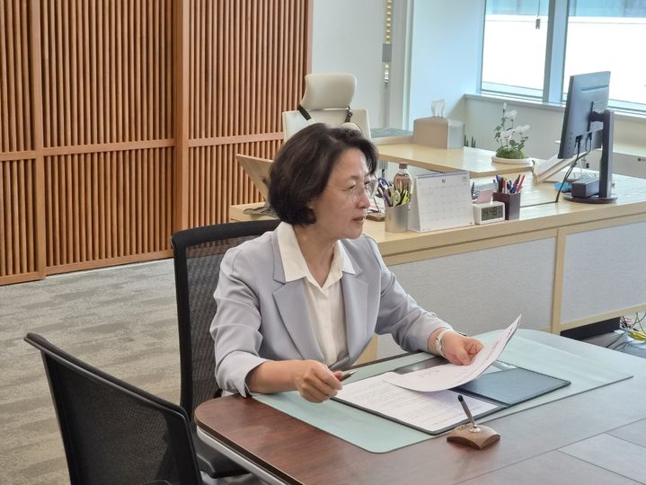 [수원=뉴시스] 박상욱 기자 = 추미애 경기도지사가 1일 지사실에서 제1호 결재 사안인 '반도체 초격차를 위한 K-반도체 혁신 대책' 관련 보고를 받고 있다. 2026.07.01. sw78@newsis.com *재판매 및 DB 금지
