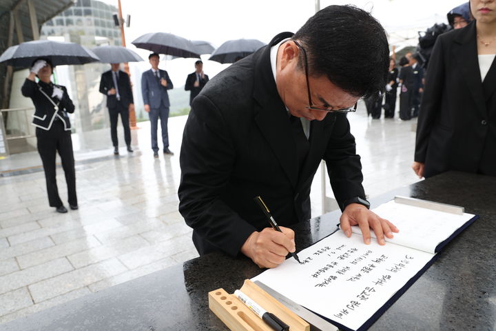 [창원=뉴시스]1일 권순기 경남 교육감이 국립3.15.민주묘지를 방문해 방명록을 작성하고 있다.(사진=경남교육청 제공) 2026.07.01.photo@newsis.com *재판매 및 DB 금지