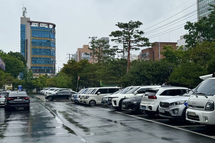 [대구=뉴시스] 정재익 기자 = 공공기관 승용차 2부제와 공영주차장 5부제가 해제된 1일 대구 서구청 주차장이 만차를 이루고 있다. 2026.07.01. jjikk@newsis.com *재판매 및 DB 금지