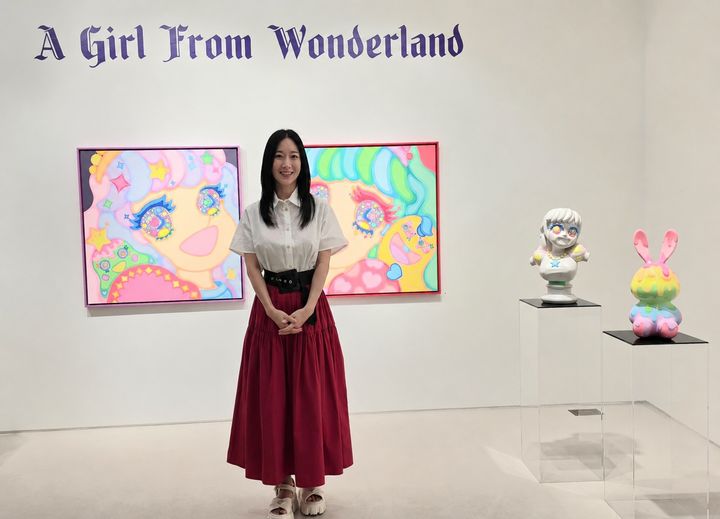 [서울=뉴시스] 박현주 미술전문 기자 = 이사라 작가가 1일 서울 종로구 인사동 노화랑에서 열린 개인전 'A Girl From Wonderland' 기자간담회에서 작품을 설명하고 있다. 2026.07.01. hyun@newsis.com *재판매 및 DB 금지