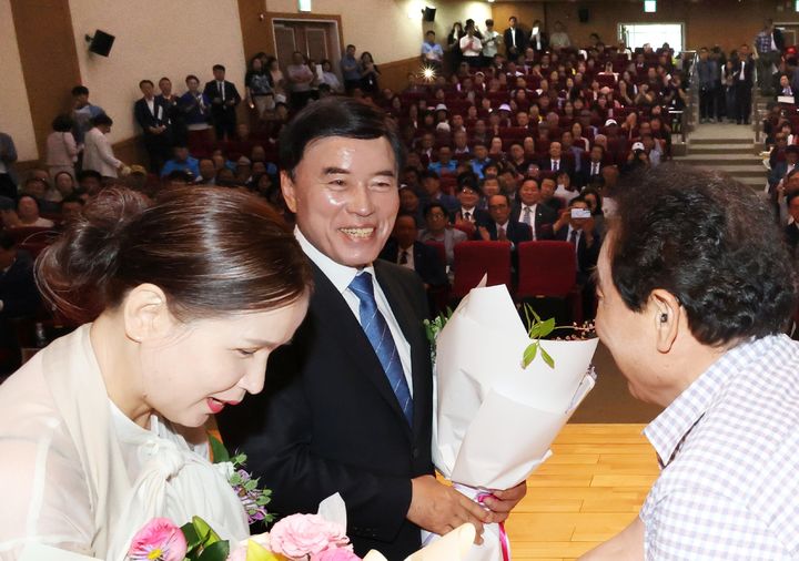[대전=뉴시스] 조명휘 기자 = 황인호(가운데) 대전 동구청장이 1일 구청 대강당에서 취임식을 갖고 있다.(사진= 동구청 제공) 2026.07.01. photo@newsis.com *재판매 및 DB 금지