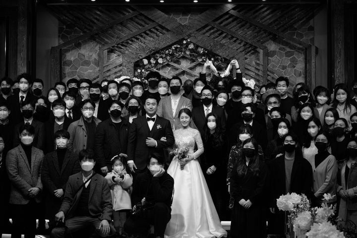 [서울=뉴시스] 박진희 기자 = 김봉규 사진가의 사진집 '코로나19 - 접촉금지 시대'. (사진=김봉규 사진가 제공) 2026.07.01. photo@newsis.com *재판매 및 DB 금지