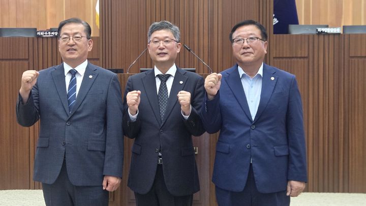 [세종=뉴시스] 송승화 기자 = (왼쪽)유인호 제1부의장, 안신일 의장, 김학서 제2부의장이 기념 사진을 찍고 있다. 2026.07.01. ssong1007@newsis.com *재판매 및 DB 금지