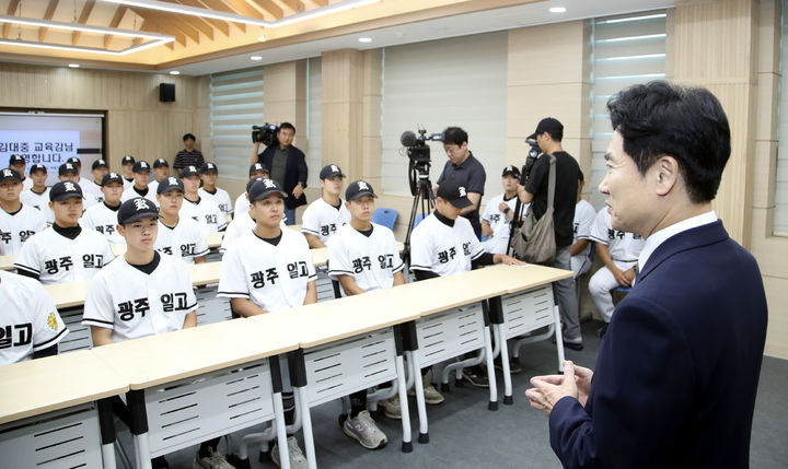 [전남광주=뉴시스] 김대중 전남광주통합특별시교육감이 취임 첫날인 1일 광주제일고등학교를 방문해 최근 경기 중 배제고 야구선수들로부터 조롱을 받은 선수들을 위로하고 있다. (사진=전남광주통합교육청 제공) photo@newsis.com *재판매 및 DB 금지