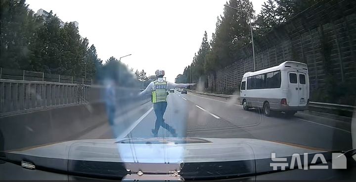 [전남광주=뉴시스] 전남경찰청은 지난달 16일 오후 6시48분께 전남광주 북구 용봉동 호남고속도로 동광주 나들목(IC) 인근에서 배회 중인 60대 남성을 고속도로순찰대 제5지구대 소속 이정민 경사가 구조했다고 1일 밝혔다. (사진 = 전남경찰청 제공) 2026.07.01. photo@newsis.com 