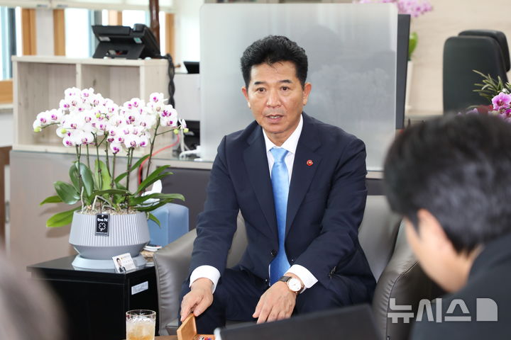 [제주=뉴시스] 양영전 기자 = 송영훈 제주도의회 의장이 1일 오후 제주도의회 2층 집무실에서 기자들과 만나 인터뷰하고 있다. 2026.07.01. photo@newsis.com