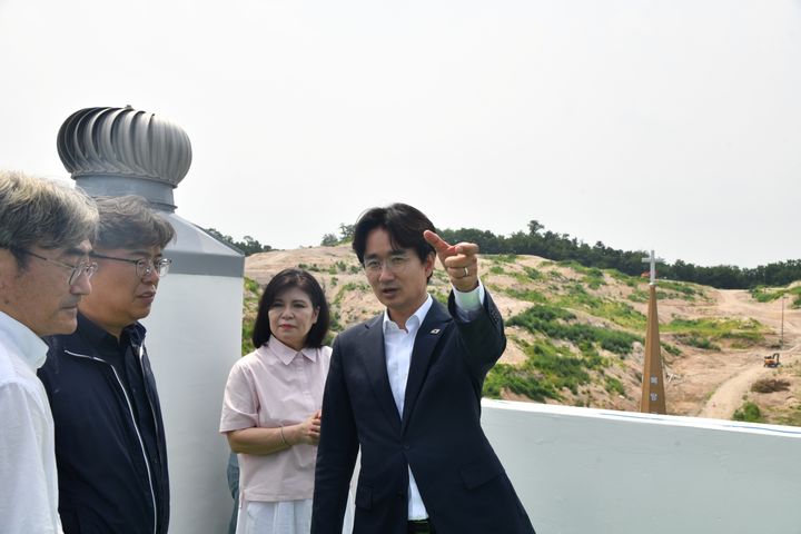 [서울=뉴시스] 백사마을 재개발 현장을 찾은 서준오 노원구청장. (사진=노원구 제공) 2026.07.01. photo@newsis.com *재판매 및 DB 금지