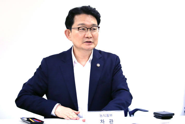 [세종=뉴시스] 김종구 농림축산식품부 차관이 1일 세종 농협세종통합센터에서 제2차 여름철 농축산물 수급안정대책반 회의를 열고 '민생물가 안정 및 서민부담 경감 방안'의 세부 추진계획과 품목별 수급 상황을 점검하고 있다. (사진=농식품부 제공) *재판매 및 DB 금지