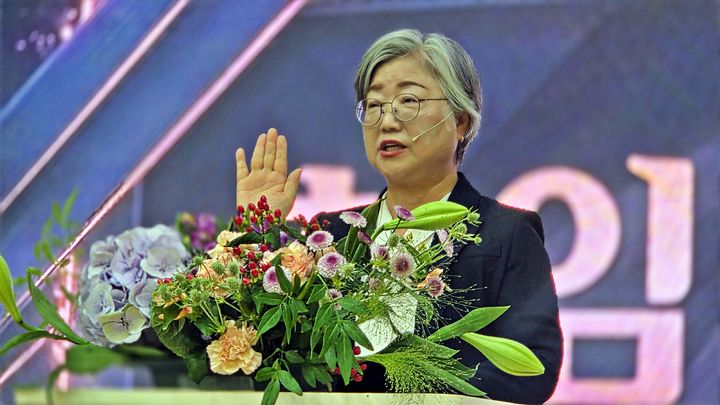 [세종=뉴시스] 송승화 기자 = 1일, 보람동 세종시교육청 본청 2층 대강당에서 선서하는 강미애 세종시교육감. 2026.07.01. ssong1007@newsis.com *재판매 및 DB 금지