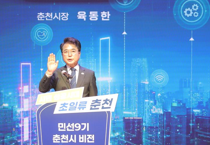 [춘천=뉴시스] 1일 춘천시 민선9기 첫날, 육동한 춘천시장(사진)은 충렬탑 참배를 시작으로 시민을 위한 책임 있는 시정을 펼치겠다는 각오로 새로운 4년의 출발을 알렸다. 춘천시 제공. *재판매 및 DB 금지
