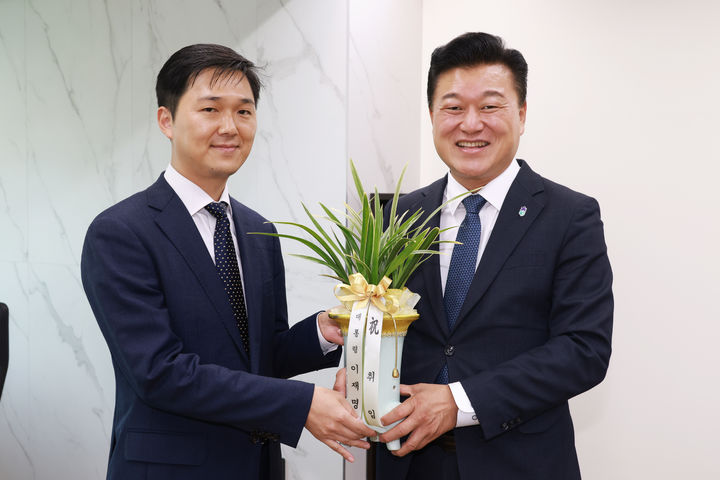 [청주=뉴시스] 신용한 충북지사(오른쪽)가 1일 도청 집무실에서 김성일 청와대 행정관으로부터 이재명 대통령의 축하 난을 전달받고 있다. (사진=충북도 제공) 2026.07.01. photo@newsis.com *재판매 및 DB 금지