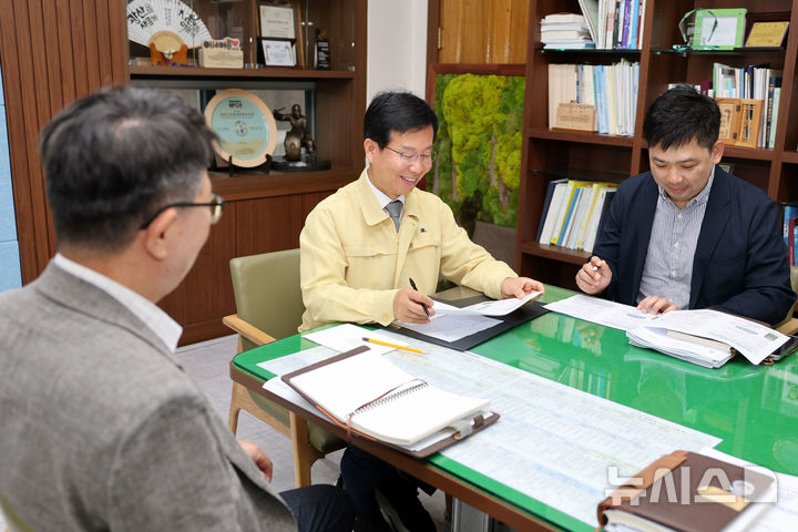 [전남광주=뉴시스] 박병규 전남광주통합특별시 광산구청장이 1일 민선 9기 1호 결재로 시민정책참여단 구성·운영 계획에 서명하고 있다. (사진 = 전남광주통합특별시 광산구 제공) 2026.07.01. photo@newsis.com 