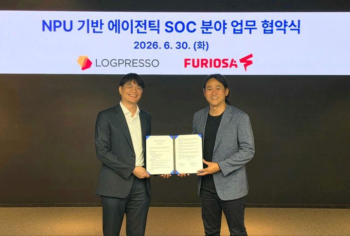 [서울=뉴시스] 로그프레소는 AI 반도체 기업 퓨리오사AI와 신경망처리장치(NPU) 기반 에이전틱 SOC 분야 업무협약을 체결했다고 1일 밝혔다. (왼쪽부터) 양봉열 로그프레소 대표이사, 백준호 퓨리오사AI 대표이사. 2026.07.01. (사진=로그프레소 제공) *재판매 및 DB 금지
